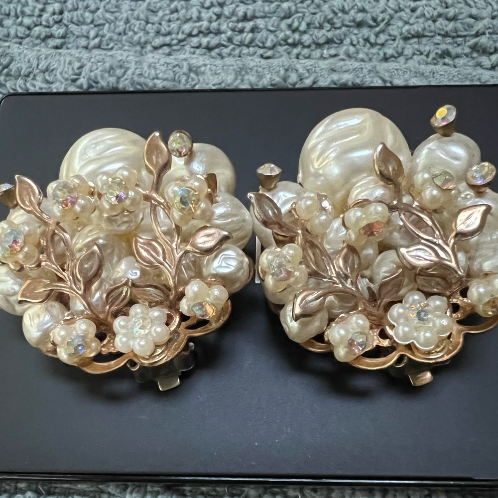 Vintage pearl floral clips